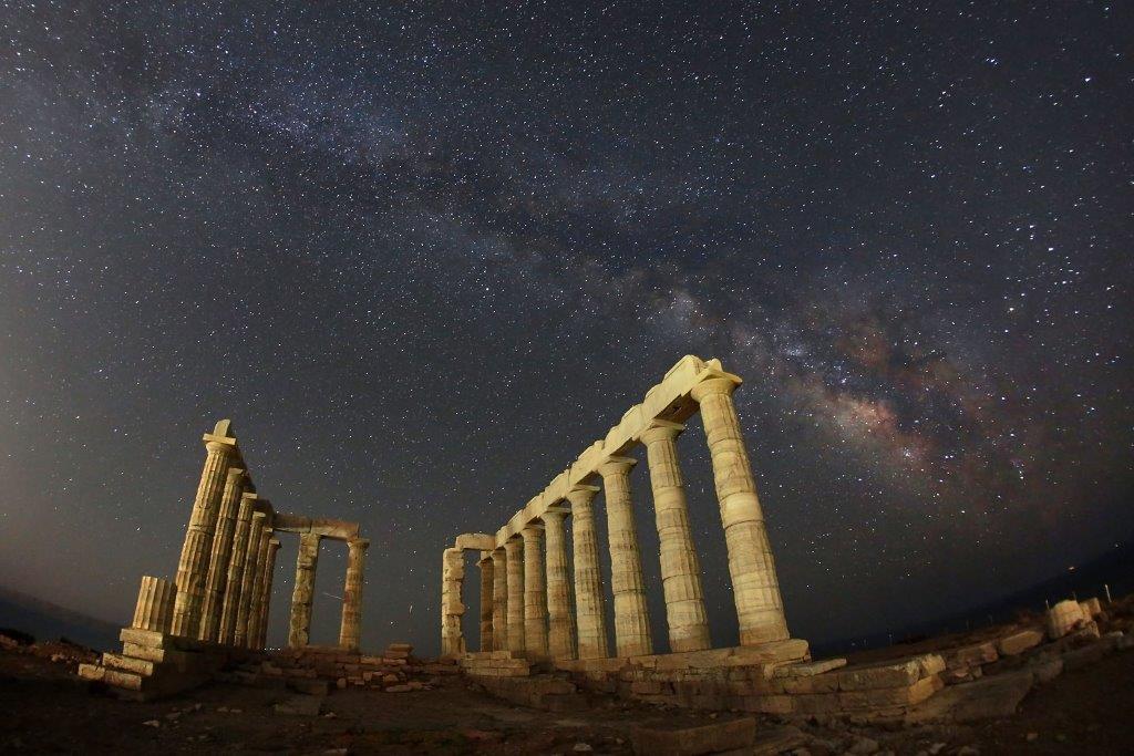 sounion temple of posidon in the night with stars