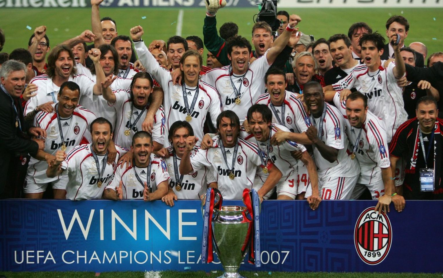 photo of football team with cup of uefa champions league 2007